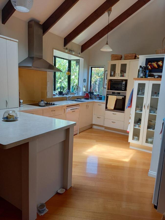 Birds Eyes Te Awanga Bed & Breakfast Bagian luar foto
